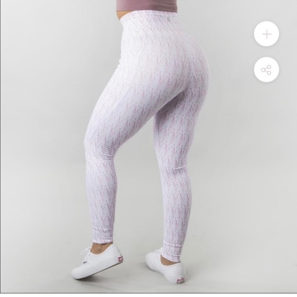 BuffBunny Onyx High Rise Leggings in Oasis Print - Picture 6 of 16